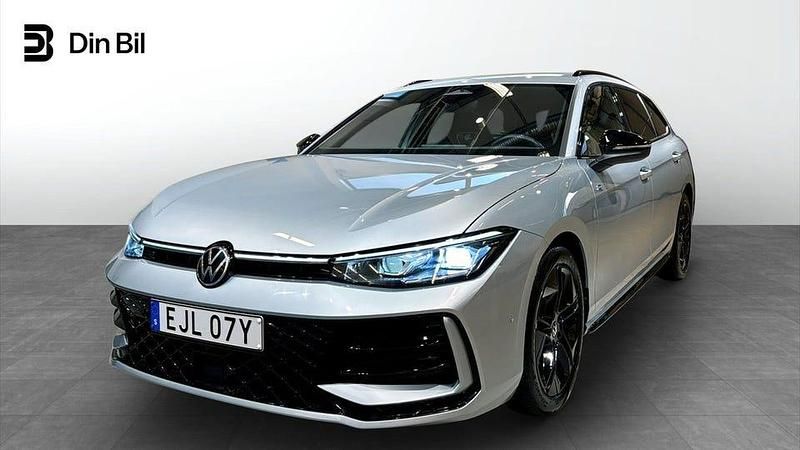 Silver Begagnad 2024 VW Passat R-line Kombi | 449 900 kr (Dyr) - Bild 1/4