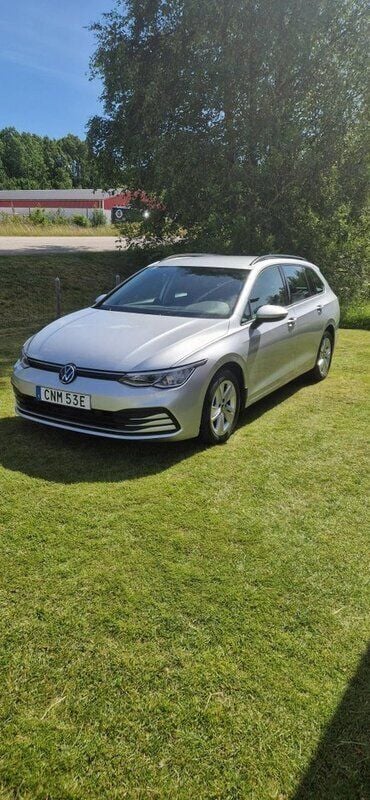 Silver Begagnad 2021 VW Golf VIII Kombi | 249 000 kr (Marknadspris) - Bild 1/4