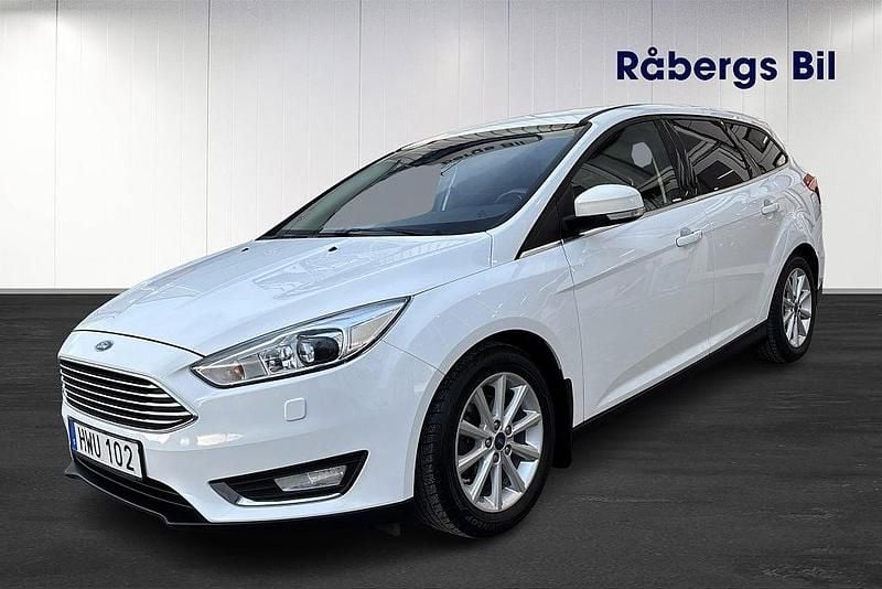 Vit Begagnad 2016 Ford Focus Titanium Kombi | 114 800 kr (Marknadspris) - Bild 1/4