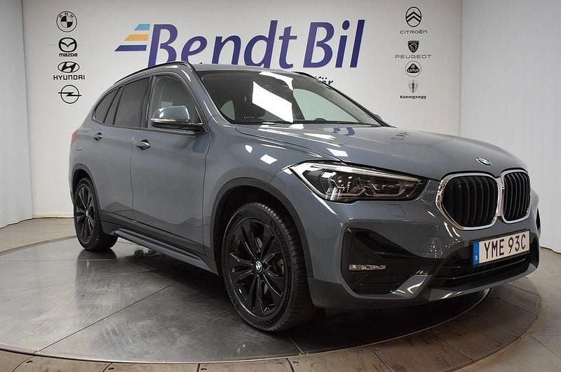 Mörkgrå Begagnad 2020 BMW X1 Sport Line SUV | 269 500 kr (Marknadspris) - Bild 1/3