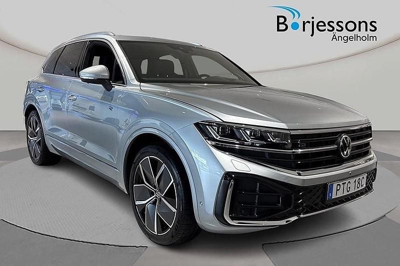 Silver Begagnad 2025 VW Touareg R-line SUV | 839 000 kr (Dyr) - Bild 1/4