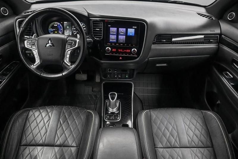 Begagnad Mitsubishi Outlander 224 HK (164 kW) 2020 Grå SUV