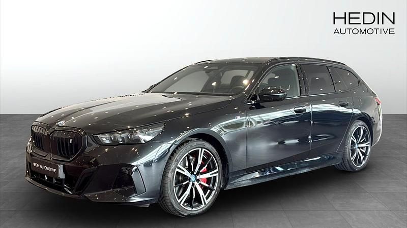 Svart (black) Begagnad 2025 BMW i5 M Sport Sedan | 799 700 kr - Bild 1/4