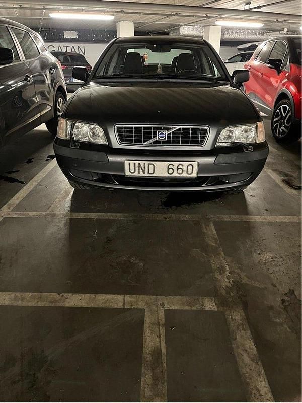 Grå Begagnad 2004 Volvo S40 Sedan | 13 000 kr (Bra pris) - Bild 1/4