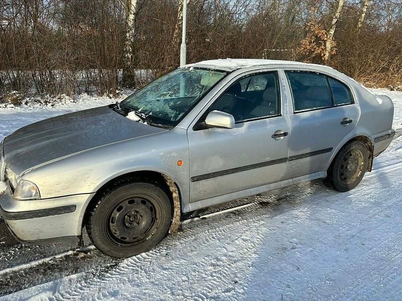 Begagnad 2000 Skoda Octavia Halvkombi | 6 000 kr (Marknadspris) - Bild 1/4