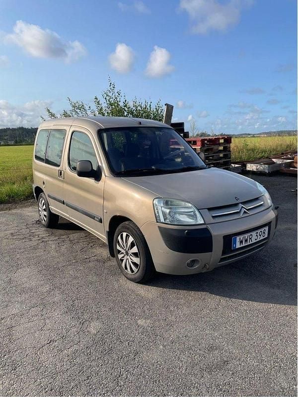 Brun Begagnad 2005 Citroën Berlingo Minibuss | 22 500 kr (Marknadspris) - Bild 1/4