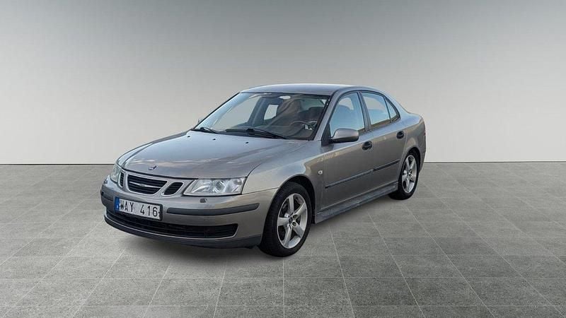 Ljusgrå (grå) Begagnad 2004 Saab 9-3 Sedan | 24 900 kr (Marknadspris) - Bild 1/4