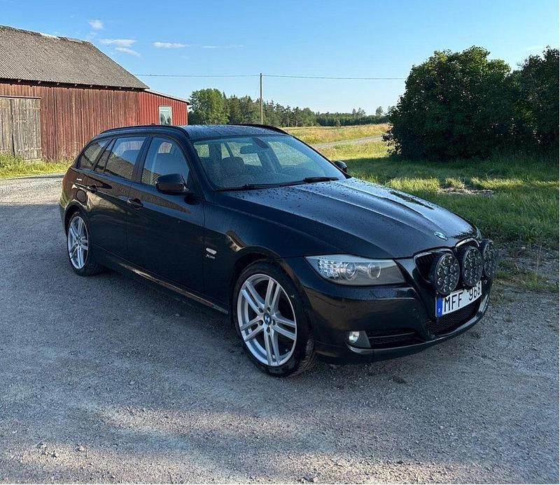 Svart Begagnad 2012 BMW 320 Kombi | 83 000 kr (Bra pris) - Bild 1/4