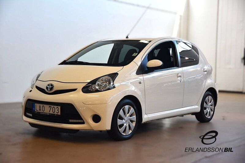 Vit Begagnad 2012 Toyota Aygo Halvkombi | 52 900 kr (Marknadspris) - Bild 1/4