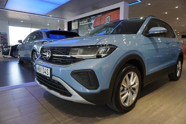 Blå Ny 2025 VW T-Cross Life SUV | 327 200 kr (Marknadspris) - Bild 1/4