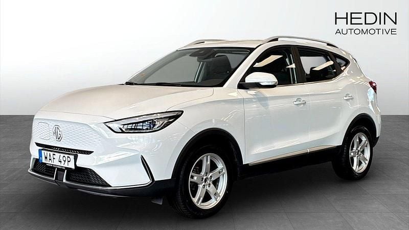 Vit (white) Begagnad 2022 MG ZS Comfort Sedan | 234 900 kr (Marknadspris) - Bild 1/4