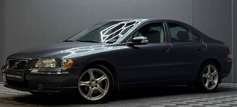 Grå Begagnad 2008 Volvo S60 Standard Sedan | 59 900 kr (Marknadspris) - Bild 1/4