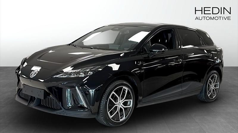 Svart (black) Begagnad 2023 MG MG4 EV Luxury Halvkombi | 349 990 kr - Bild 1/4
