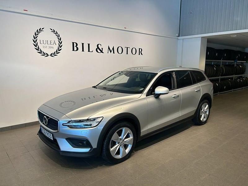 Begagnad Volvo V60 CC Momentum 190 HK (139 kW) 2020 Silver Kombi
