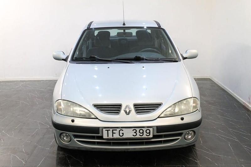 Begagnad Renault Mégane II Authentique 107 HK (78 kW) 2002 Ljusgrå Halvkombi