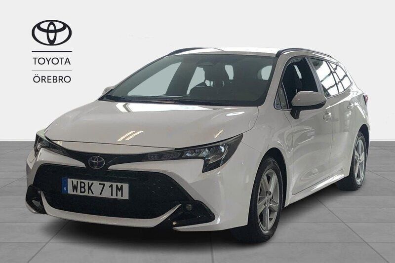 Vit Begagnad 2024 Toyota Corolla Active Kombi | 309 900 kr (Marknadspris) - Bild 1/4