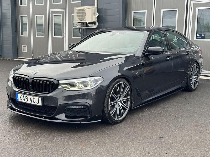 Grå Begagnad 2019 BMW 540 M Sport Sedan | 409 900 kr (Bra pris) - Bild 1/4