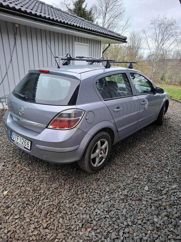 Grå Begagnad 2008 Opel Astra Halvkombi | 19 900 kr (Marknadspris) - Bild 1/4