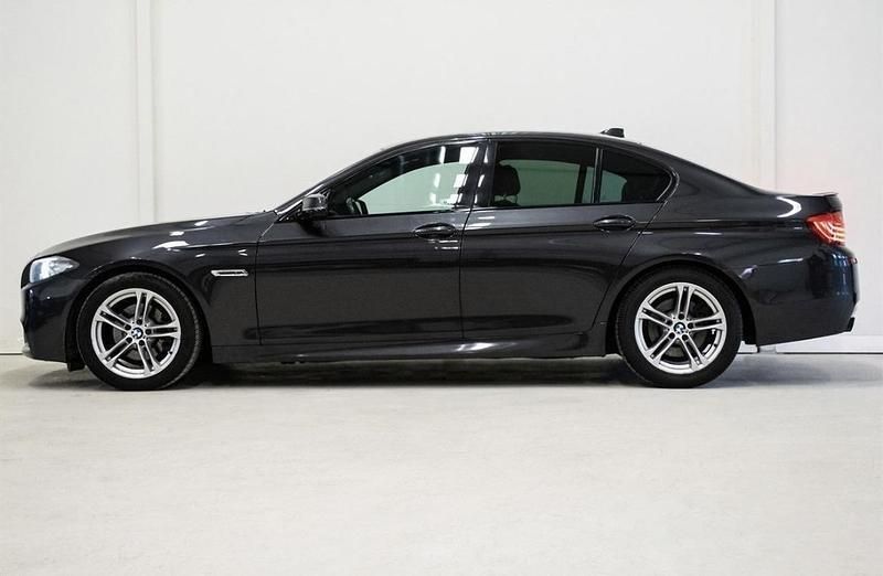 Grå Begagnad 2014 BMW 520 M Sport Sedan | 194 900 kr (Dyr) - Bild 1/4