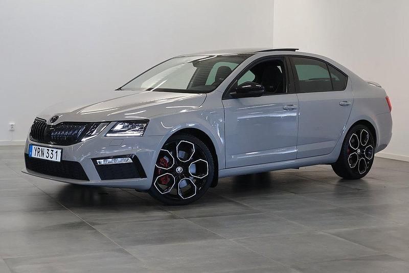 Mörkgrå (grå) Begagnad 2017 Skoda Octavia RS Halvkombi | 269 700 kr - Bild 1/4