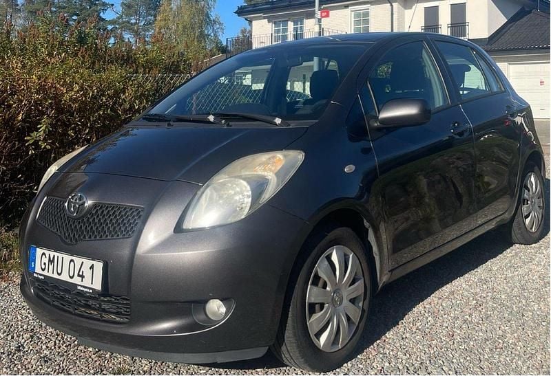 Grå Begagnad 2007 Toyota Yaris Halvkombi | 29 000 kr (Marknadspris) - Bild 1/4