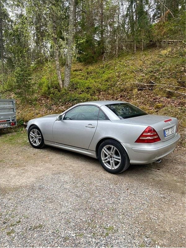 Silver Begagnad 2002 Mercedes SLK200 Cab | 59 500 kr (Marknadspris) - Bild 1/4