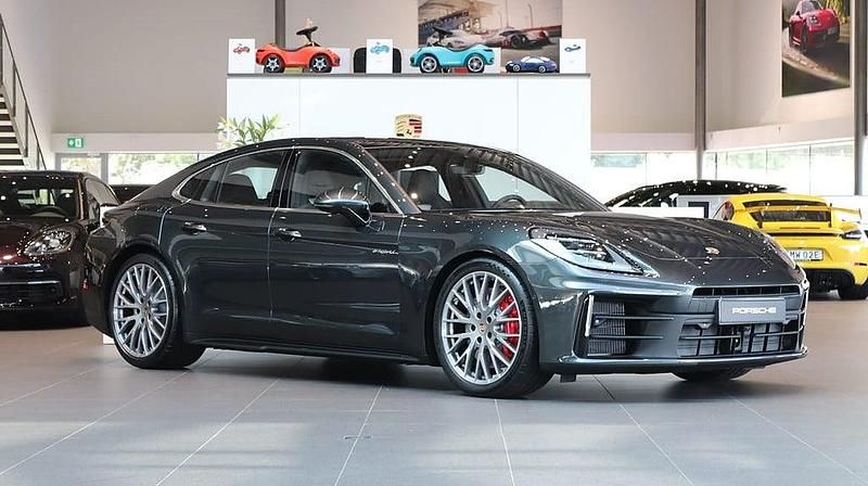 Grå Ny 2025 Porsche Panamera Halvkombi | 1 683 800 kr - Bild 1/4