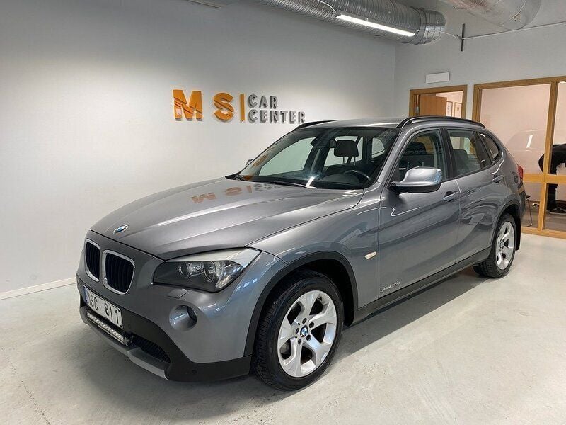 Grå Begagnad 2011 BMW X1 SUV | 129 800 kr (Marknadspris) - Bild 1/4