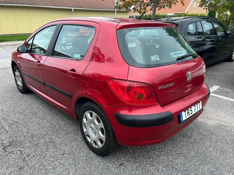 Röd Begagnad 2003 Peugeot 307 Halvkombi | 13 400 kr (Marknadspris) - Bild 1/3