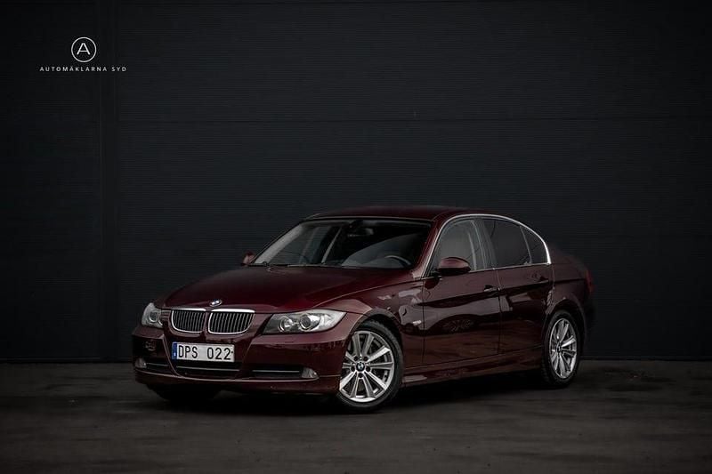 Röd Begagnad 2008 BMW 330 Comfort Edition Sedan | 84 990 kr (Superpris) - Bild 1/4