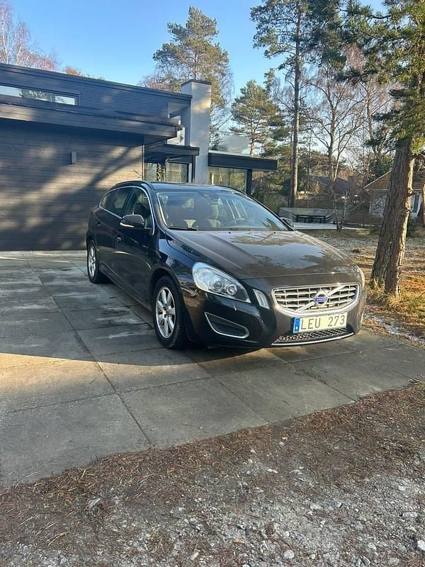 Begagnad Volvo V60 150 HK (110 kW) 2011 Metallic Kombi