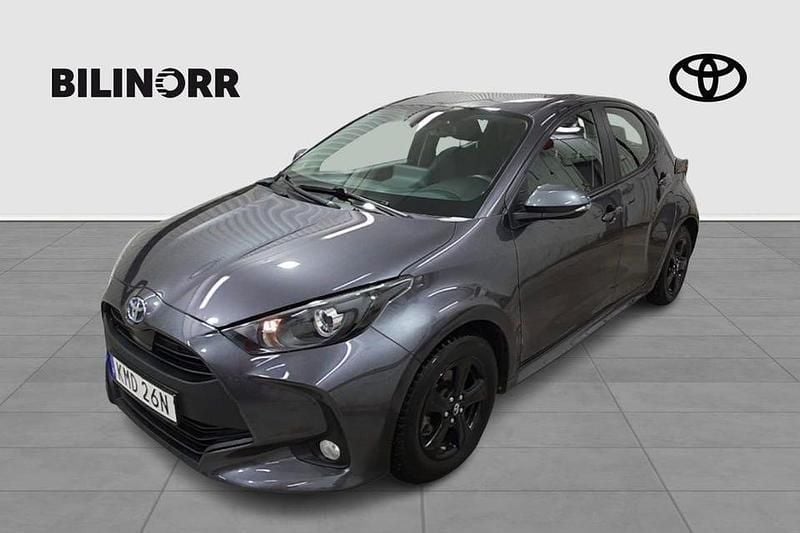 Grå Begagnad 2022 Toyota Yaris Hybrid Active Halvkombi | 219 900 kr (Marknadspris) - Bild 1/4