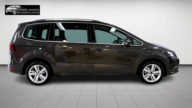 Begagnad VW Sharan 150 HK (110 kW) 2016 Mörkbrun Minibuss
