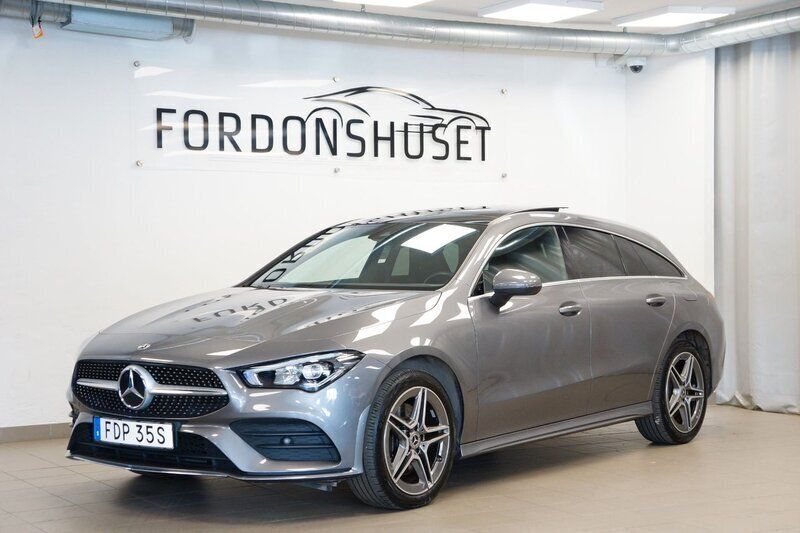 Mörkgrå (grå) Begagnad 2023 Mercedes CLA250e Shooting Brake AMG Kombi | 359 000 kr (Marknadspris) - Bild 1/4