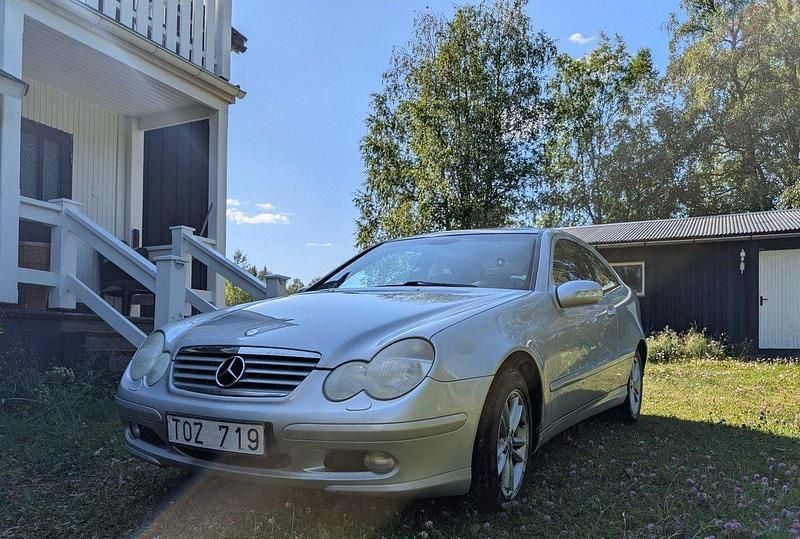 Grå Begagnad 2003 Mercedes C200 Sportkupé | 32 000 kr (Bra pris) - Bild 1/4
