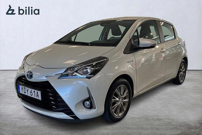 Ljusgrå Begagnad 2019 Toyota Yaris Hybrid Active Halvkombi | 169 900 kr (Marknadspris) - Bild 1/3