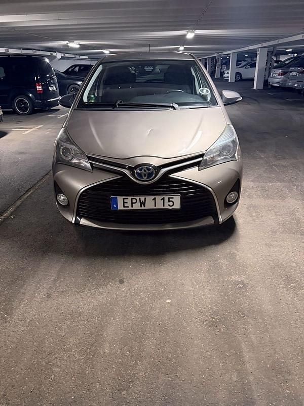 Begagnad 2015 Toyota Yaris Hybrid Halvkombi | 115 000 kr (Marknadspris) - Bild 1/4