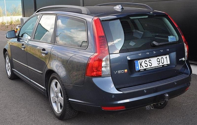Blå Begagnad 2010 Volvo V50 Momentum Kombi | 79 000 kr (Lite dyr) - Bild 1/4
