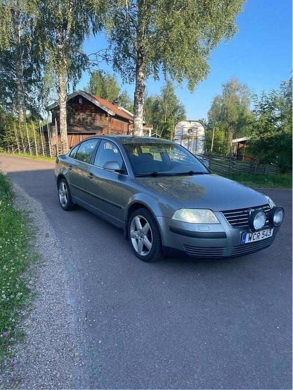 Grå Begagnad 2005 VW Passat Sedan | 10 000 kr (Superpris) - Bild 1/4