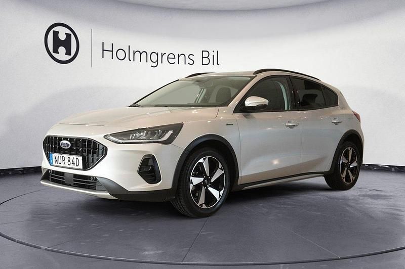 Grå Begagnad 2022 Ford Focus Active Halvkombi | 204 900 kr (Marknadspris) - Bild 1/4
