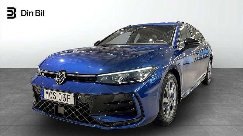 Reef blue metallic Begagnad 2025 VW Passat R-line Kombi | 439 900 kr (Marknadspris) - Bild 1/4