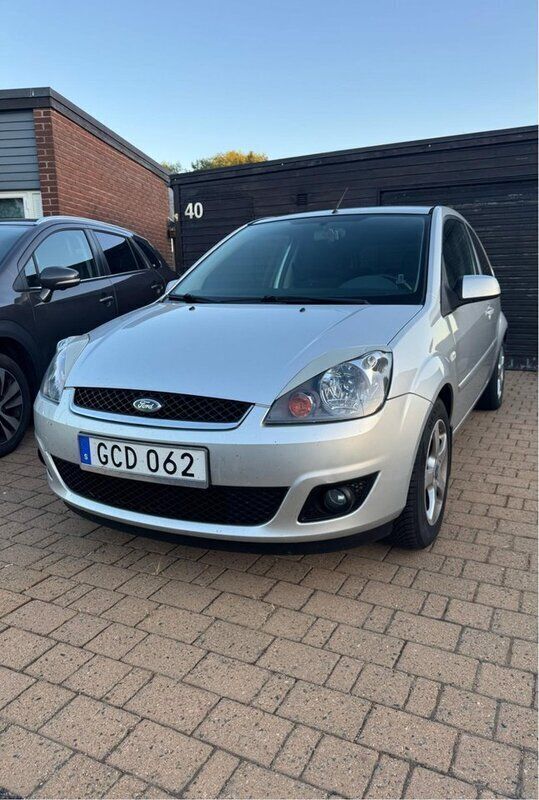 Grå Begagnad 2008 Ford Fiesta Halvkombi | 45 000 kr (Dyr) - Bild 1/4