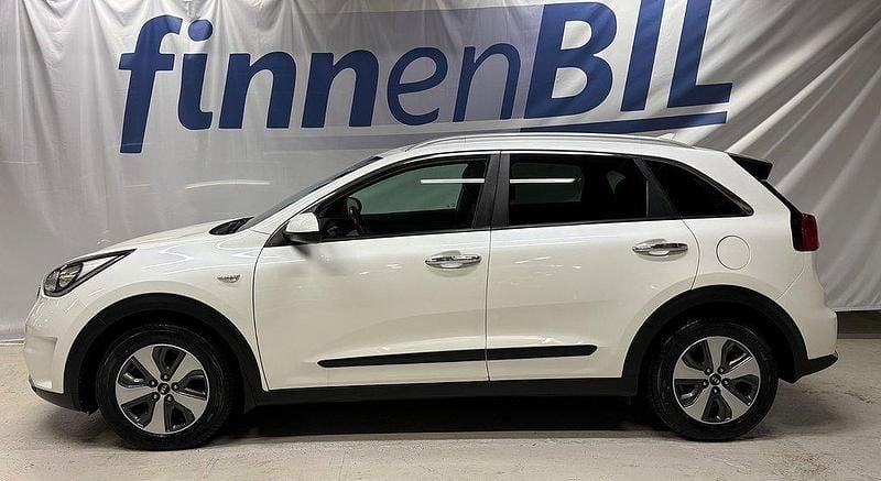Vit Begagnad 2017 Kia Niro Advance SUV | 169 500 kr (Marknadspris) - Bild 1/4
