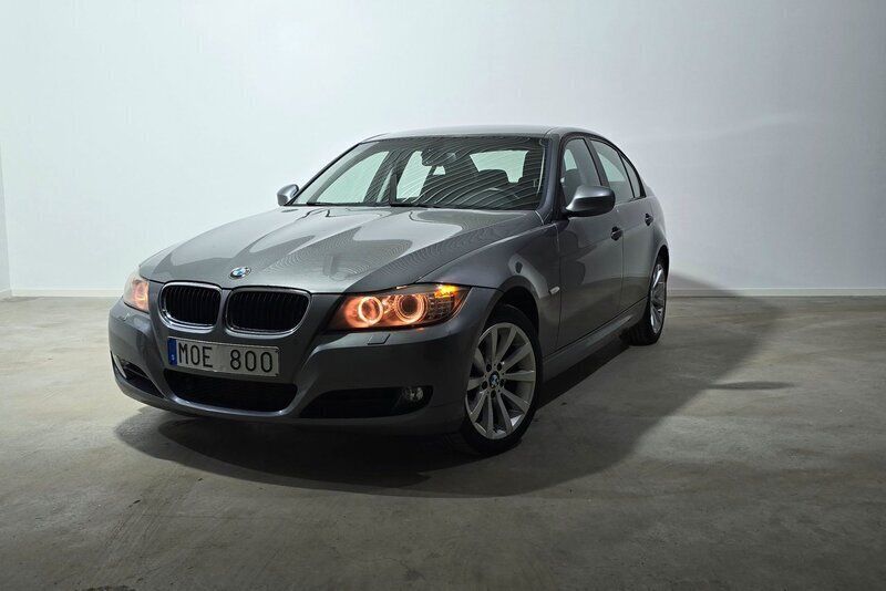 Grå Begagnad 2010 BMW 320 Sedan | 129 900 kr (Dyr) - Bild 1/4