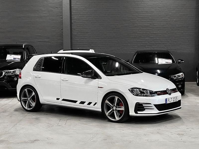 Vit (vit metallic) Begagnad 2018 VW Golf VII GTI Halvkombi | 249 900 kr (Marknadspris) - Bild 1/4
