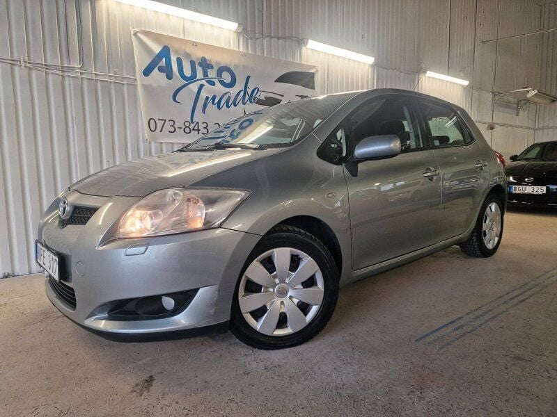 Grå Begagnad 2009 Toyota Auris Halvkombi | 64 900 kr (Marknadspris) - Bild 1/4