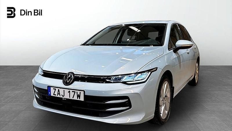 Blå Begagnad 2024 VW Golf VIII Comfortline Halvkombi | 309 900 kr (Marknadspris) - Bild 1/4