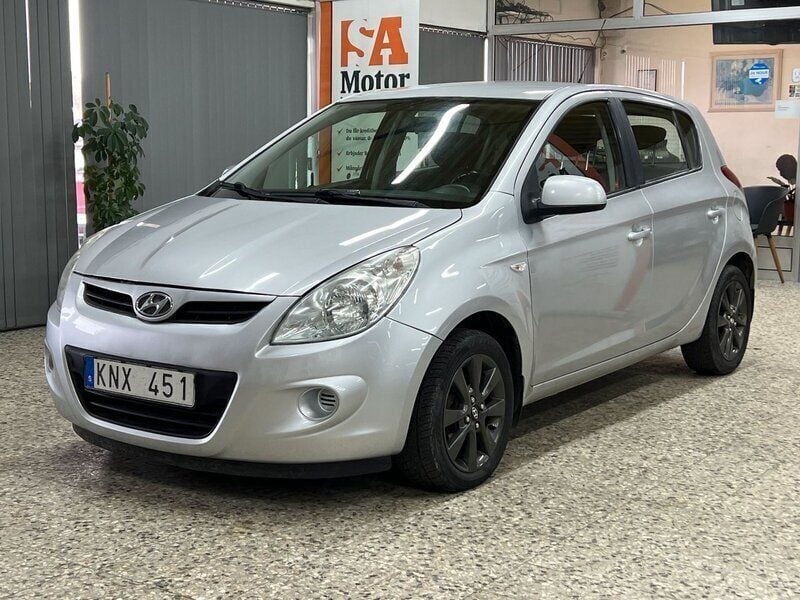 Silver Begagnad 2010 Hyundai i20 Halvkombi | 34 900 kr (Lite dyr) - Bild 1/4