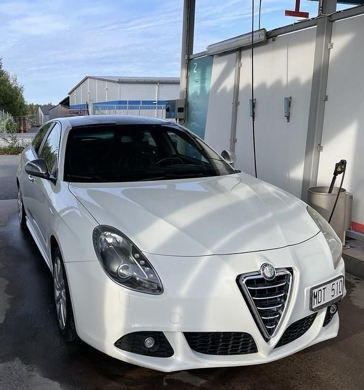 Vit Begagnad 2012 Alfa Romeo Giulietta Distinctive Halvkombi | 57 000 kr (Bra pris) - Bild 1/4