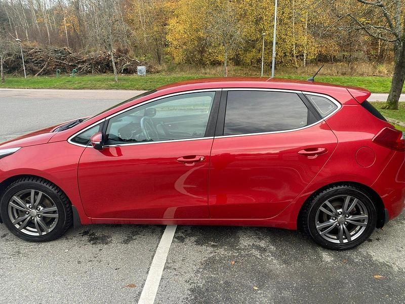 Röd Begagnad 2018 Kia Ceed Halvkombi | 129 000 kr (Dyr) - Bild 1/4